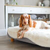 Topology cama para perros con topper de piel de oveja blanca