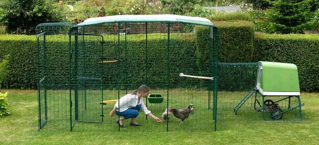 El seguro corral se puede extender en cualquier momento o también lo puedes conectar de forma fácil a un recinto exterior y crear el mejor espacio para tus gallinas