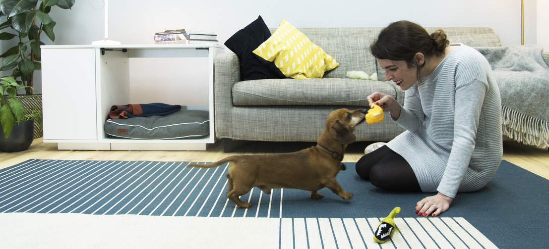 Ha sido demostrado que cuando un perro tiene su propio espacio, como el Fido Nook de Omlet, ayuda a mejorar la confianza y su comportamiento en general