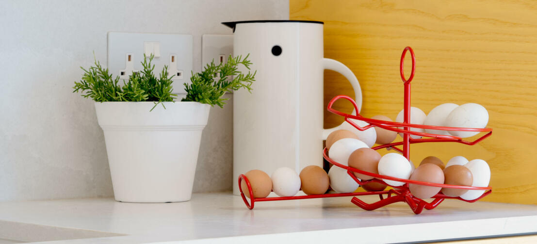 Un tobogán en espiral de Omlet repleto de huevos frescos en una cocina.