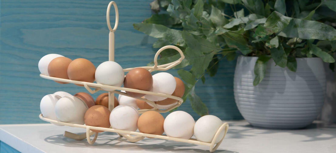 Un tobogán en espiral de Omlet en crema repleto de huevos frescos en una cocina