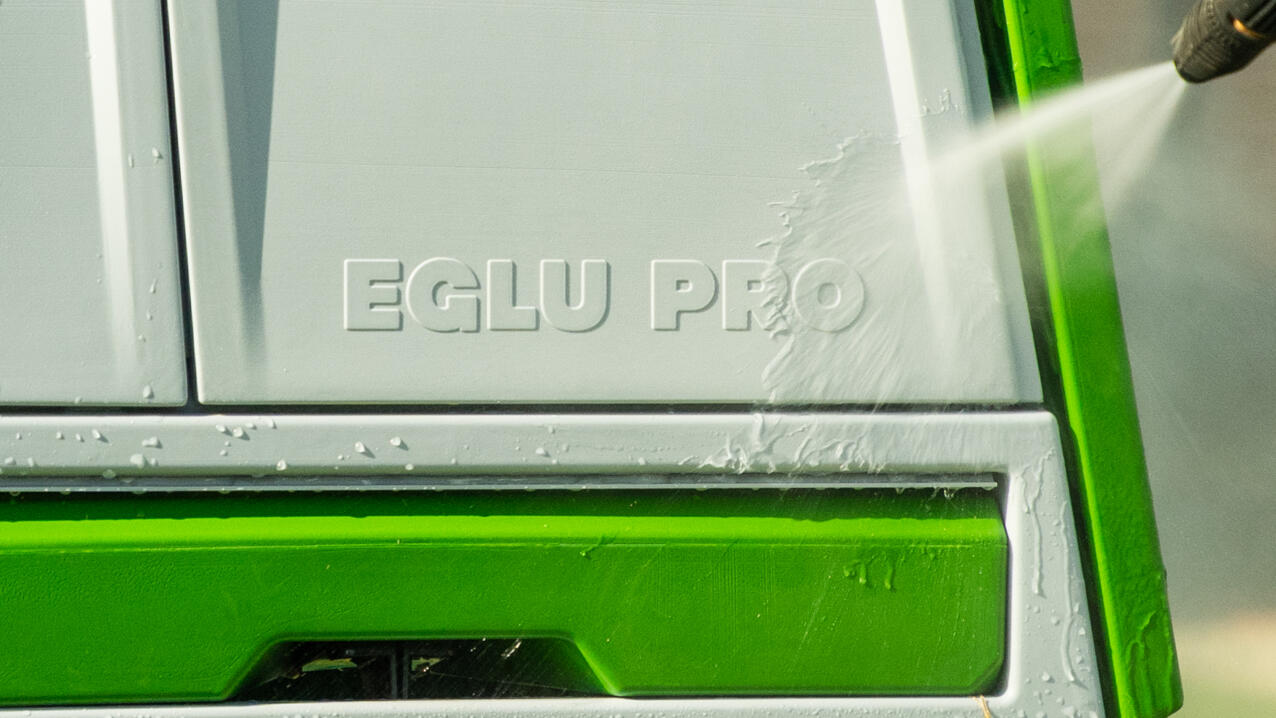Eglu pro puede limpiarse fácilmente con un lavado rápido a chorro.