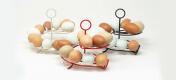 Tres toboganes en espiral de Omlet repleto de huevos frescos en una cocina