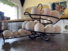 Huevos en un soporte en forma de espiral