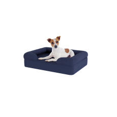 Perro sentado en una pequeña cama de espuma de memoria azul medianoche para perros