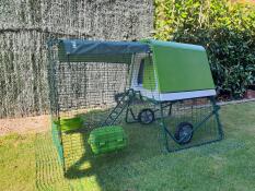 Un Omlet Cube con una extensión del recorrido y ruedas en un jardín