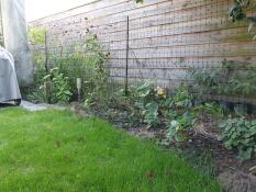 Una valla Omlet en un jardín