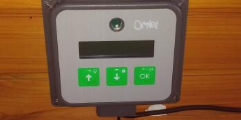 Una imagen del panel de control del abrepuertas automático Omlet.