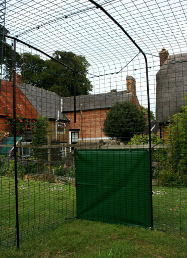 Corral interior para pollos en el jardín con una cubierta transparente