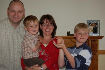 Stuart, Ethan, Julia y Alexander (sosteniendo nuestro primer huevo)