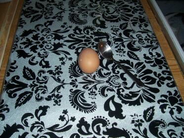 Nuestro primer huevo (aunque sea el más pequeño que hayamos visto nunca, lol)