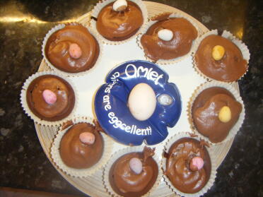 Primer huevo con pasteles de pascua hechos con una receta de Omlet news letter
