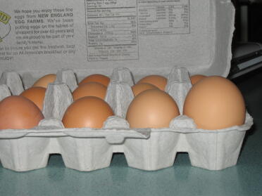 Vaya, este casi no encajaba en la caja de huevos reciclados y pensar que Eggna fue la que puso todos los blandos. Es 80gms