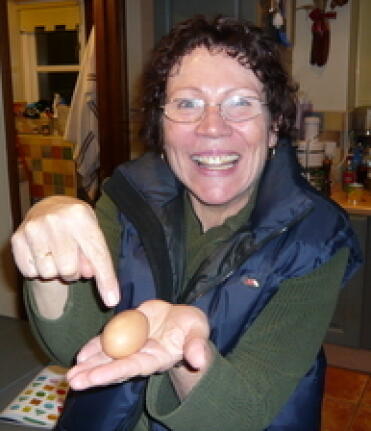 ¡Rosie orgullosa, nuestro primer huevo!