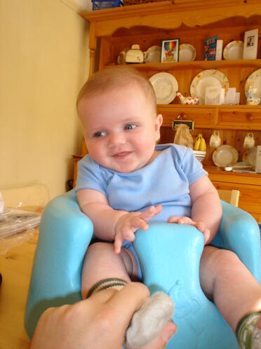 Le encanta su nueva silla. 15 semanas de edad.
