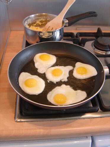 Desayuno para nosotros y algunos amigos: ¡un huevo cada uno!