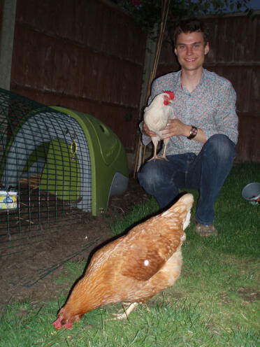 Gary era un escéptico, pero ahora le encanta tener gallinas como mascotas, ¡a pesar de que hacen un desastre en su jardín!