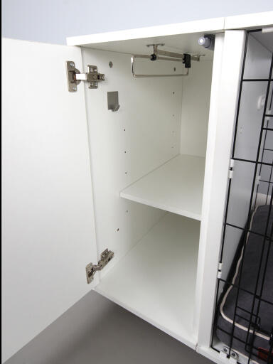 Mantenga su armario Fido Studio ordenado con un estante, una barra de ropa y un gancho de plomo