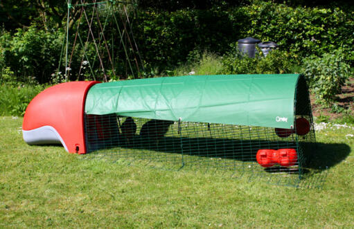 Rojo Eglu Classic gallinero con corral y cubierta verde de longitud completa que proporciona sombra en el jardín