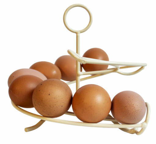 Un helter skelter de huevos de color crema con muchos huevos encima