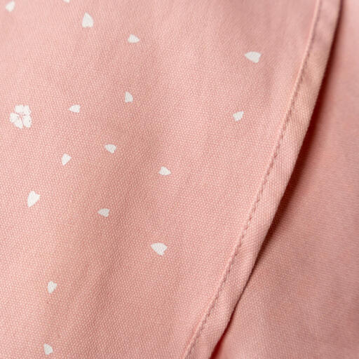 Estampado de flores de cerezo en una tela rosa bebé