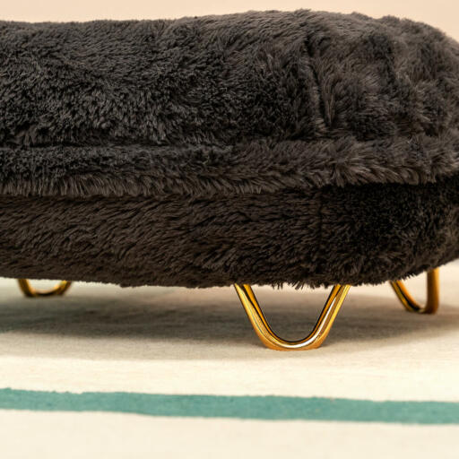 Spanish  Formal/informal  Una imagen de cerca de las patas de horquilla doradas personalizables de la cama para gatos Donut