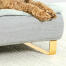 Primer plano de un perro sentado en Omlet Topology cama para perros con almohadilla y Gopies de barandilla