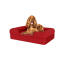 Perro sentado en una cama para perros de espuma con memoria de color rojo merlot