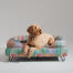 Un Goldendoodle descansando encima de la cama eléctrica para perros pawsteps