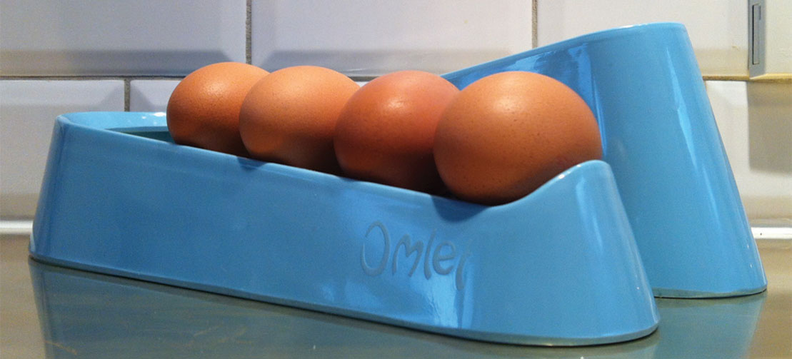 Una rampa de huevos azules en una superficie de trabajo Golden