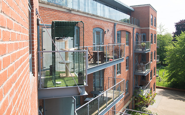 Vista desde el balcón de al lado mostrando como el recinto encaja perfectamente en el balcón