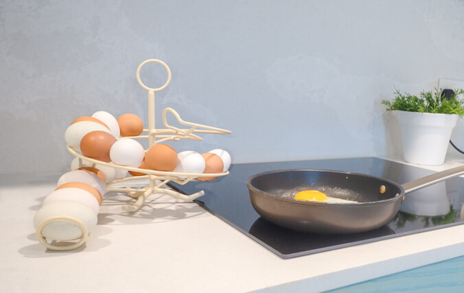 tobogán para huevos en crema en una cocina moderna